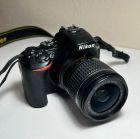Фотоаппарат Nikon D5600 с вспышкой и дополнительным  объективом.