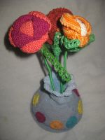 Лот: 17663062. Фото: 2. Вязанные цветы в вазочке -- одним... Вязание, шитье