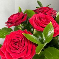 Лот: 21134799. Фото: 4. Композиция красные розы с зеленью... Красноярск