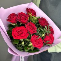 Лот: 21134795. Фото: 2. Букет из красных роз с зеленью. Цветы, букеты