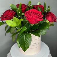 Лот: 21134799. Фото: 3. Композиция красные розы с зеленью... Сувениры, подарки