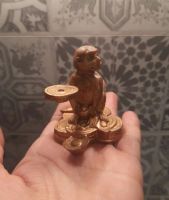 Лот: 19453010. Фото: 2. Фигурка обезьяна с монетами. Сувениры