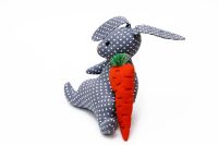 Лот: 21448809. Фото: 3. Мягкая игрушка Заяц с морковкой. Дети растут