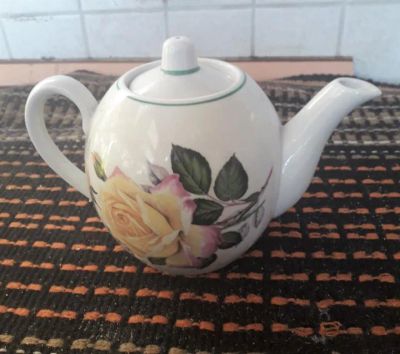 Лот: 19308335. Фото: 1. Чайник заварочный фарфоровый Розы... Чайники, заварники, турки