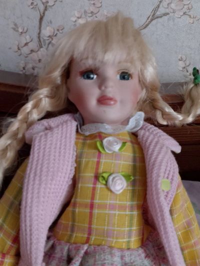 Лот: 25896014. Фото: 1. Кукла с косичками. Куклы