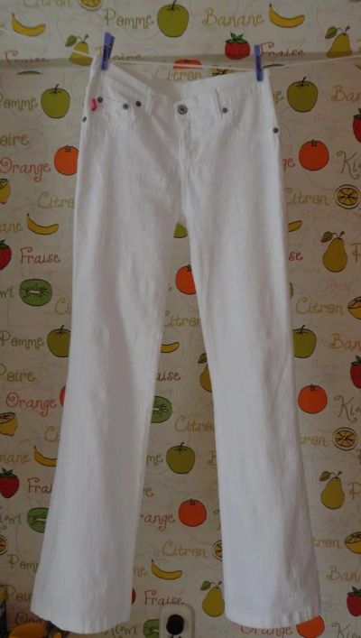 Лот: 3871485. Фото: 1. Весьма эффектные белые джинсы!. Джинсы