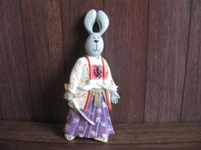 Лот: 21337395. Фото: 1. Магнит Заяц, кролик в виде самурая... Магниты сувенирные