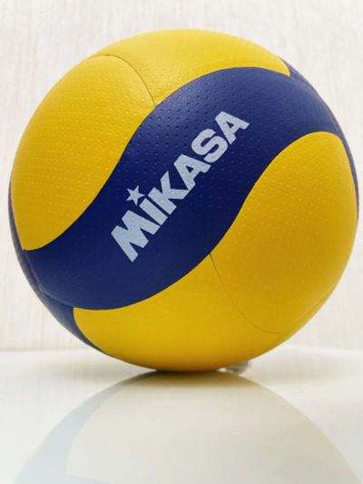 Лот: 20662622. Фото: 1. Волейбольный мяч Mikasa V200W. Мячи, ракетки, шайбы, клюшки