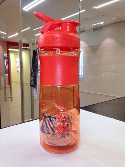 Лот: 10657889. Фото: 1. Шейкер SportMixer 828 мл Coral... Спортивная посуда