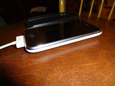 Лот: 2298256. Фото: 1. iphone 3gs, отдам за 2000. срочно... Смартфоны