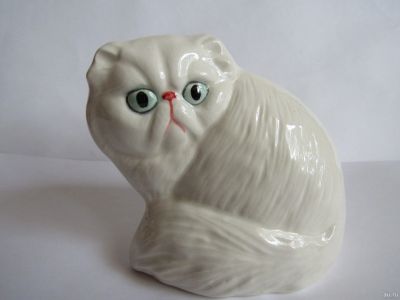 Лот: 16695620. Фото: 1. кот перс белый ,авторская керамика... Скульптуры