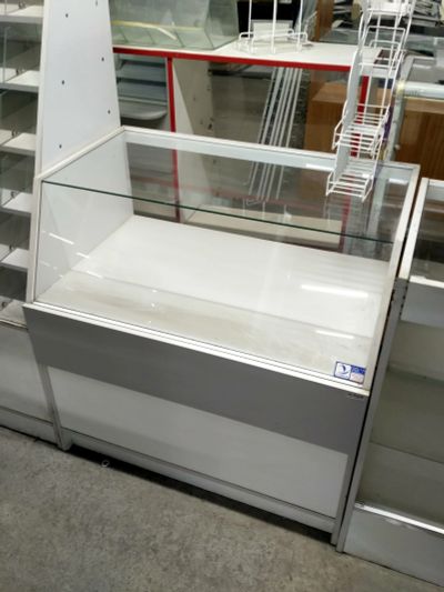 Лот: 11682756. Фото: 1. Прилавок из лдсп со стеклом аленка... Торговое