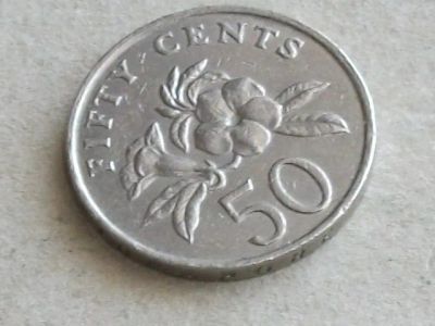 Лот: 8523155. Фото: 1. Монета 50 цент Сингапур 1990 герб... Азия