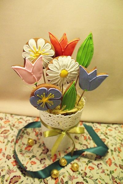 Лот: 6929104. Фото: 1. Имбирные пряники и живые цветы. Подарки на 8 марта