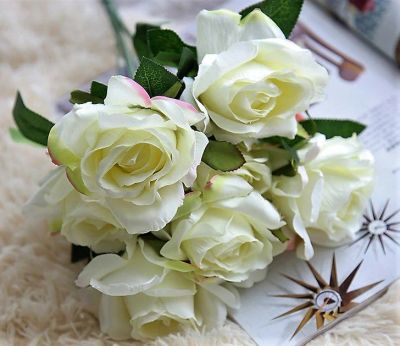 Лот: 10381499. Фото: 1. Букет белых роз. Высота: 39 см... Искусственные и сувенирные цветы