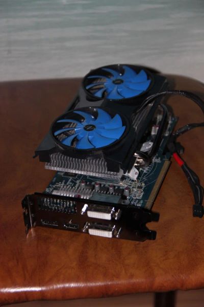 Лот: 4829403. Фото: 1. HIS Radeon HD 6850 775Mhz PCI-E... Видеокарты