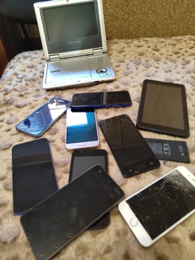 Лот: 25855460. Фото: 1. Много старых неисправных смартфонов... Смартфоны