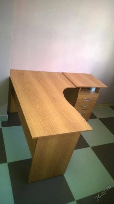 Лот: 7236174. Фото: 1. стол офисный с тумбой. Компьютерные и письменные столы