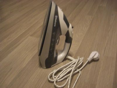 Лот: 6382117. Фото: 1. Утюг Sakyra мощность 2200!. Утюги, парогенераторы, отпариватели