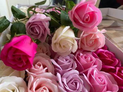 Лот: 21394237. Фото: 1. Букет из мыльных роз на стебле... Искусственные и сувенирные цветы