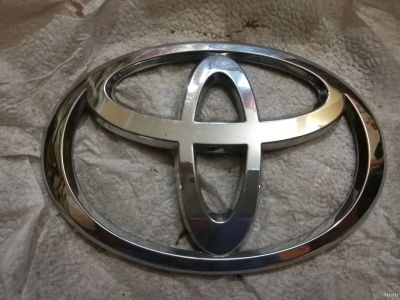 Лот: 14919832. Фото: 1. Эмблема Toyota с задней двери... Кузов