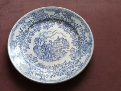 Лот: 19120215. Фото: 1. Тарелка бело голубая с рисунком... Тарелки, блюда, салатники