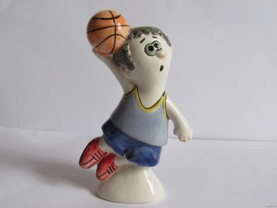Лот: 13574355. Фото: 1. Баскетболист авторская керамика... Фарфор, керамика