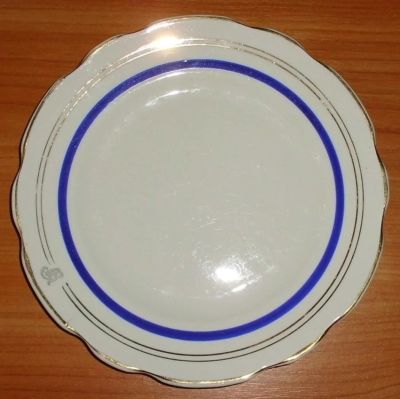 Лот: 11649516. Фото: 1. Тарелка с голубой каемочкой диаметр... Фарфор, керамика