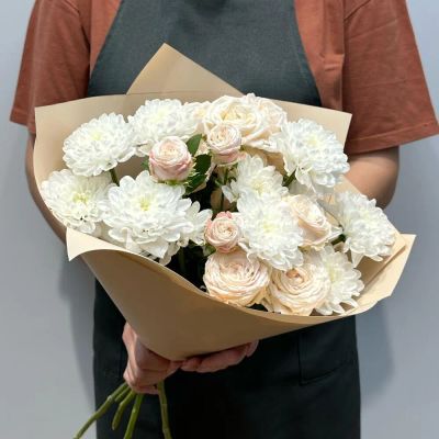 Лот: 21135568. Фото: 1. Букет кустовая роза и хризантема. Свежие цветы
