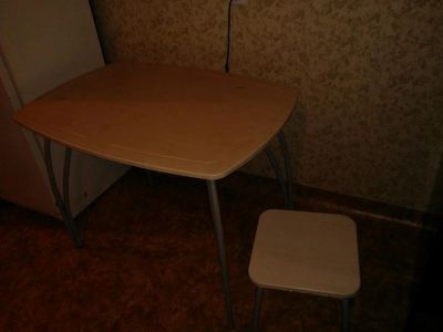 Лот: 7056393. Фото: 1. Стол кухонный и 2 стула. Столы, стулья, обеденные группы