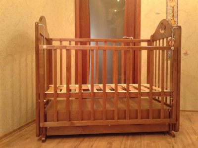 Лот: 3177783. Фото: 1. Кроватка детская с маятником. Детские кровати и кроватки