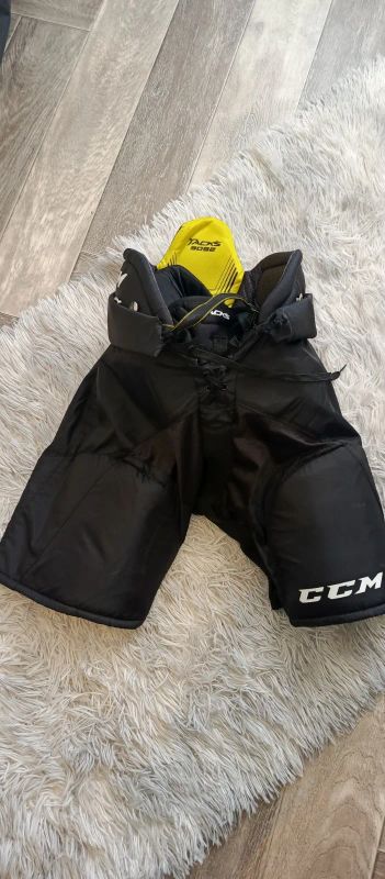 Лот: 25898602. Фото: 1. Шорты хоккейные. Шорты