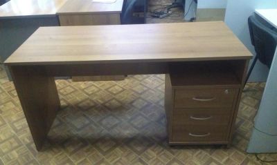 Лот: 2997680. Фото: 1. Стол с тумбой (орех). Другое (офисная мебель и домашние кабинеты)