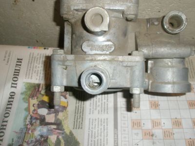 Лот: 25886490. Фото: 1. 25.3522210 Клапан полуприцепа... Двигатель и элементы двигателя