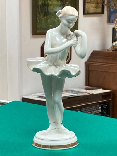 Лот: 18617655. Фото: 1. Статуэтка фарфор Балерина с цветком... Фарфор, керамика