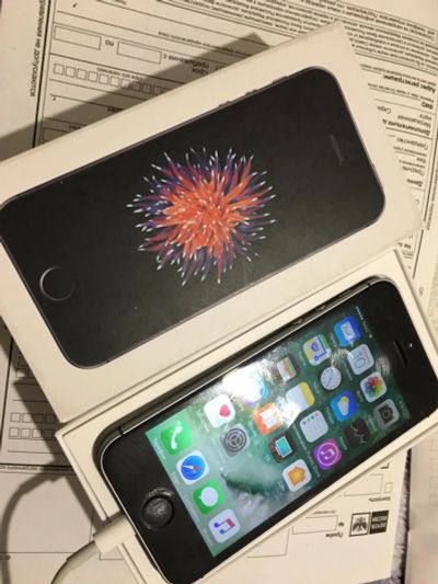Лот: 8855817. Фото: 1. iPhone se 16gb space gray. Смартфоны