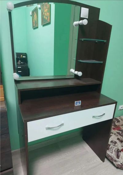 Лот: 25886512. Фото: 1. Туалетный столик с зеркалом и... Туалетные столики