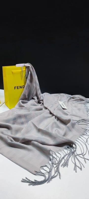 Лот: 25896260. Фото: 1. Платок / шарф Fendi + брошь, в... Шарфы, платки