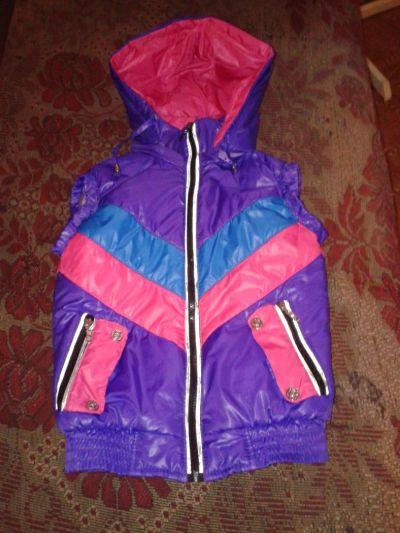 Лот: 4463646. Фото: 1. Жилетка на девочку. Верхняя одежда