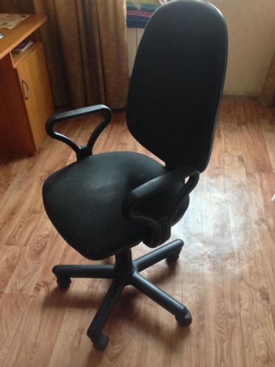 Лот: 7344001. Фото: 1. Стул(кресло) офисный. С дефектом... Стулья и кресла офисные