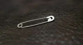 Лот: 25896125. Фото: 1. Булавка оберег. Талисманы, амулеты, предметы для магии