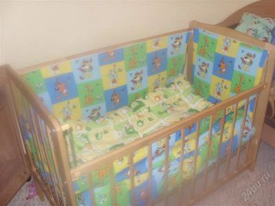 Лот: 1676219. Фото: 1. Деревянная детская кроватка. Детские кровати и кроватки