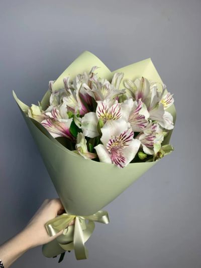 Лот: 25896371. Фото: 1. 1. Букет - комплимент из альстромерий... Свежие цветы