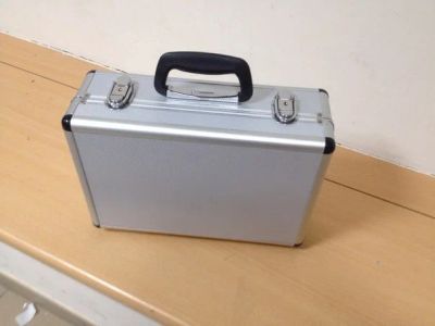 Лот: 3949120. Фото: 1. Металлический серебристый кейс... Кейсы, сумки для инструмента