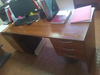 Лот: 11877927. Фото: 1. Стол письменный с тумбой цвет... Компьютерные и письменные столы