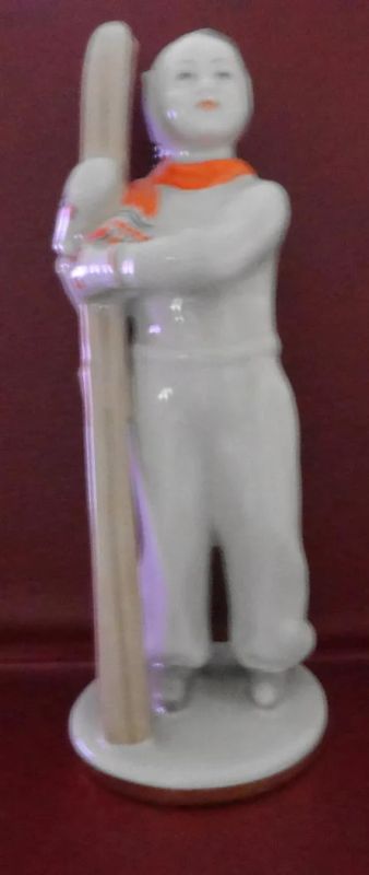 Лот: 9070883. Фото: 1. фарфоровая статуэтка Лыжница... Фарфор, керамика