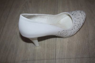 Лот: 6130516. Фото: 1. Туфли белые со стразами. Туфли