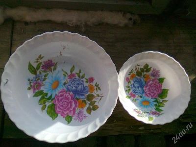 Лот: 2535575. Фото: 1. Две пластиковые тарелки.Большая... Тарелки, блюда, салатники