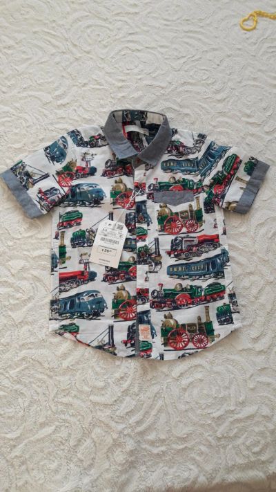 Лот: 8695939. Фото: 1. Рубашка с поездами НОВАЯ, р. 104. Рубашки, блузки, водолазки