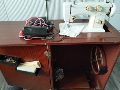 Лот: 25898300. Фото: 1. Швейная машинка Чайка-142М. Швейная, вязальная